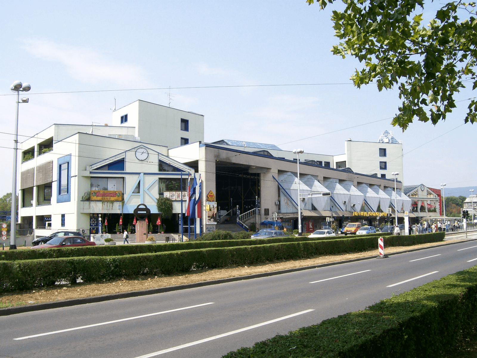 Autobusni Kolodvor frontage, clock visible