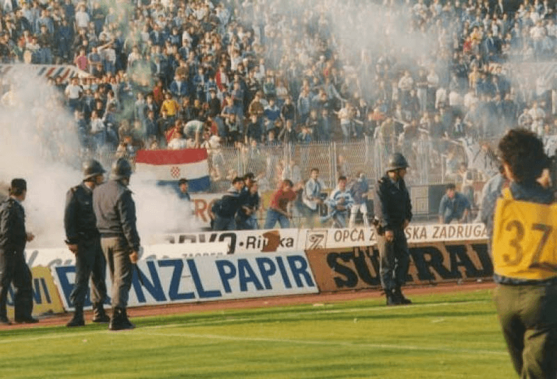 Maksimir, 13 May 1990, fans on the pitch